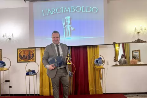 Im feinen Zwirn nimmt Naro Vitale in Italien seine Auszeichnung entgegen.