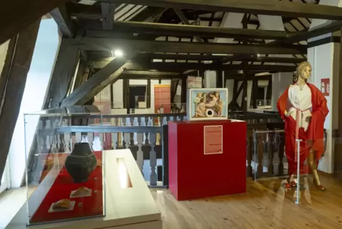 Die Sonderausstellung im Homburger Römermuseum führt die Besucher vorbei an verschiedenen Stationen und gibt Einblick in das Leb