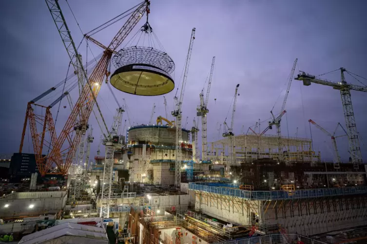 Sehr komplexe Sache: Beim Bau des britischen Atomkraftwerks Hinkley Point C hebt der größte Kran der Welt eine 245 Tonnen schwer