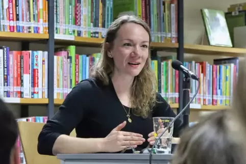 Sabrina Janesch in der Neustadter Stadtbücherei.