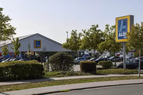 Soll einem Neubau weichen, in dem auch Platz für eine fünfgruppige Kita ist: der Aldi-Markt in der Daniel-Bechtel-Straße.