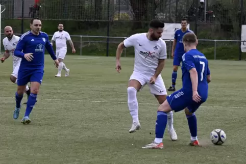 Uwe Rebholz (weißes Trikot), hier im Duell mit dem Eisenberger Max Spies (rechts), war bei Schwarz-Weiss wieder mit dabei.