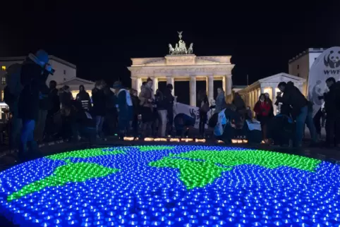 2017 wurde zur Earth Hour eine Weltkugel aus LED-Lichtern vor dem Brandenburger Tor aufgebaut. 