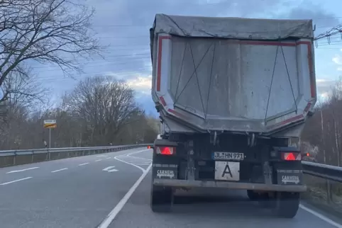 Regelmäßig sind Laster mit JL-Kennzeichen zur Mörsbacher Deponie unterwegs. 