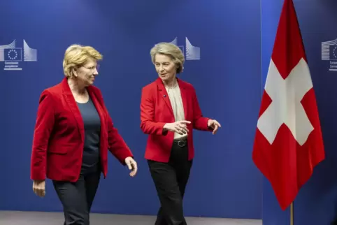 Ursula von der Leyen (rechts), Präsidentin der Europäischen Kommission, bittet Viola Amherd, Bundespräsidentin der Schweiz, zum 