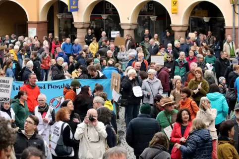 Auch in Annweiler sind rund 500 Leute gegen Rechtsextremismus auf die Straße gegangen. 