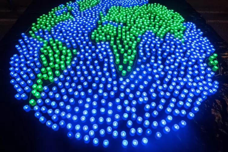 LED-Kerzen sind bei einer früheren Earth Hour so aufgestellt, dass sie die Erde formen. 