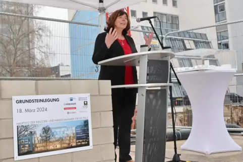 OB Jutta Steinruck bei ihrer Rede anlässlich der Grundsteinlegung für den IHK-Neubau.