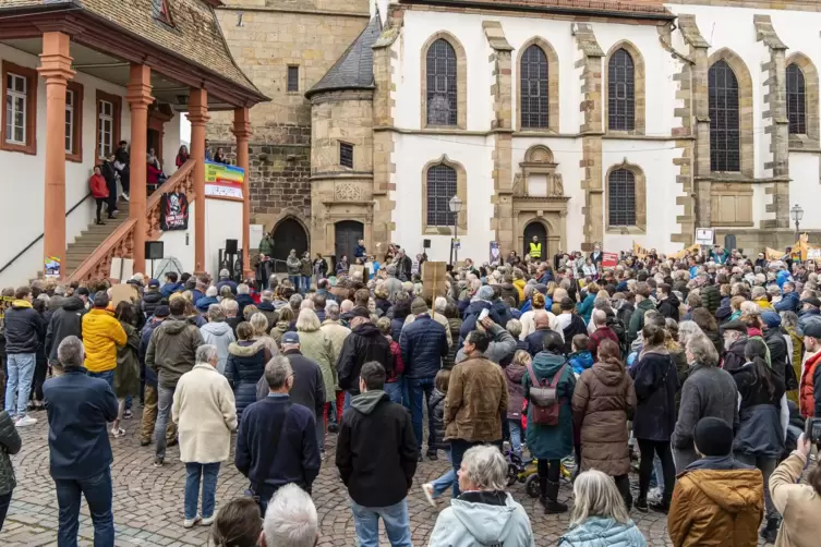 Vor dem historischen Rathaus in Freinsheim versammelten sich die Teilnehmer.