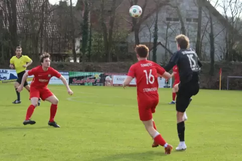 Steinwendens Maximilian Hell (links, Mitte Teamkollege Ben Summers, rechts Hermersbergs Cedric Gries) erzielte zwei Tore gegen d