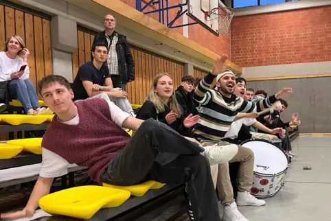 Engagiert: der extrem laute Fanblock der VTZ-Basketballer.