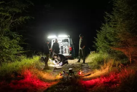 Um die Feldhasen mit Drohnen zu fangen, sind die Forscher des Nachts unterwegs. Spezialisten aus verschiedenen Bereichen arbeite