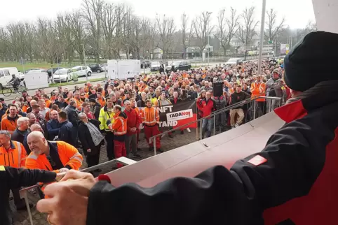 Eine Versammlung und ein Protestmarsch der Tadano-Mitarbeiter fand am Montag in Zweibrücken statt.