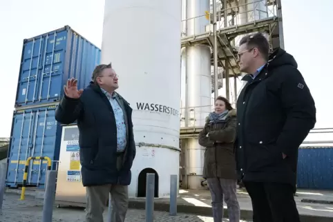 Politiker wie der Grüne Tobias Lindner (rechts) besuchen gerne den Energiepark und lassen sich von Benjamin Pacan sowie PFI-Chef