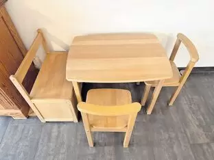 Kettler Herlag Kinder Sitzecke Tisch Stühle Bank Massivholz Buche. Gebraucht. Die Sitzfläche der Bank lässt sich hoch klappen. T