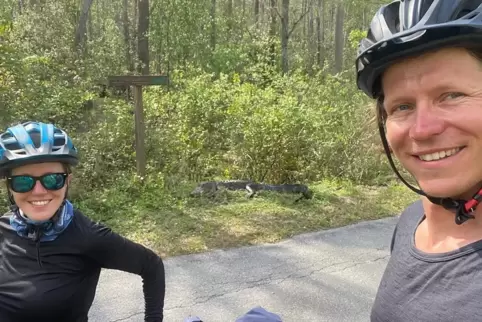 Für Einheimische wenig aufregend, für die Radler Lotta Schaefer und Lukas Bion dennoch erstaunlich: ein Alligator am Straßenrand