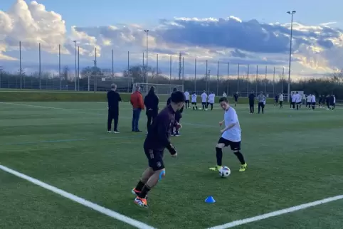 Ein U16-Nationalspieler (vorne links) bei Passübungen mit einem Kicker der Pirmasenser Heinrich-Kimmle-Stiftung. 
