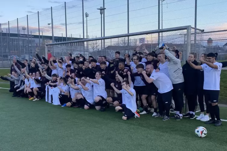Gute Laune beim abschlie&szlig;enden Gruppenbild: Fu&szlig;baller der Pirmasenser Heinrich-Kimmle-Stiftung (in wei&szlig;en Shirts) mit der U16-Na