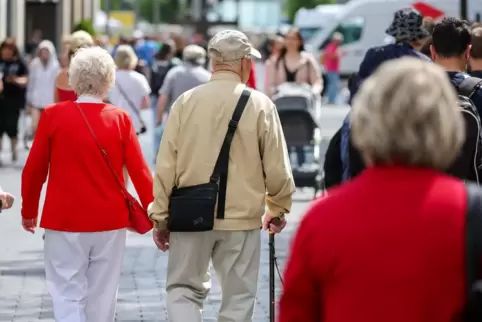 Auch im Straßenbild zeigt sich: Deutschland wird älter. Viel Geld fließt daher in die Rentenkasse.