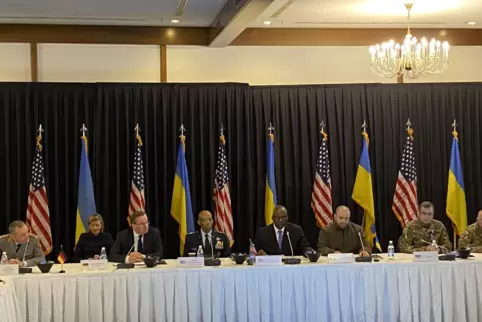 An der Stirnseite des Konferenzraums: die Verteidigungsminister von Deutschland, der USA und der Ukraine, Boris Pistorius (3. vo