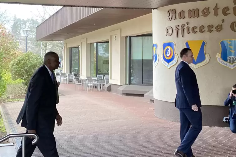 US-Verteidigungsminister Lloyd Austin (links) trifft am Offizierskasino Ramstein ein.