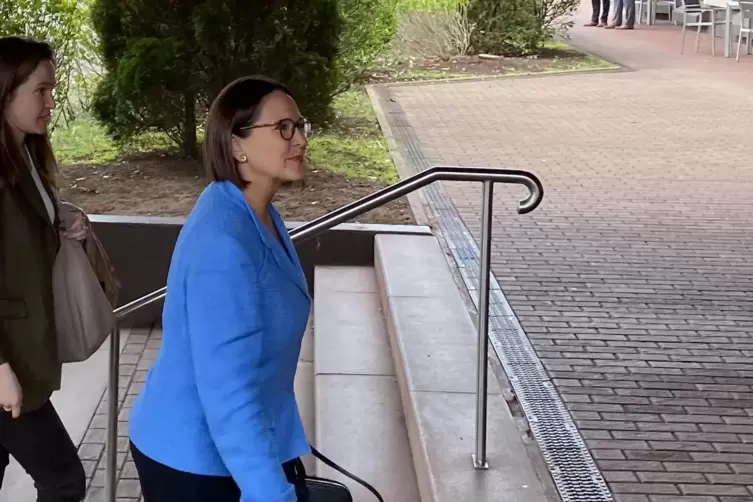 Luxemburgs neue Verteidigungsministerin Yuriko Backes (in Blau, Liberale Partei) nimmt erstmals an der Konferenz teil.