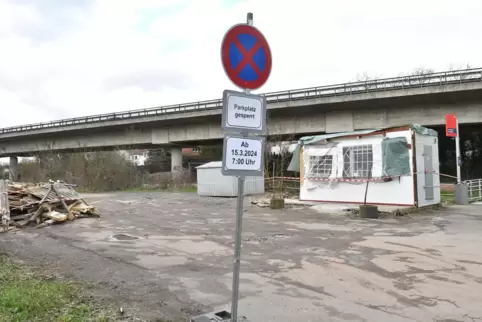 „Mulis Treff“, der Imbiss am Bootshaus (Landauer Straße), muss den Parkplatzarbeiten für Bahnreisende weichen.