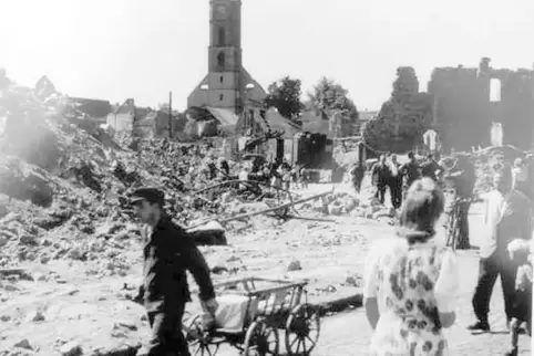 Szene aus der Stadt, nachdem ein alliierter Bombenangriff diese im März 1945 verwüstet hatte. 