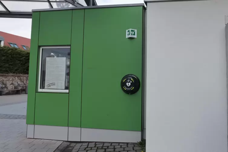 Ein AED hängt zum Beispiel am Carré Vert neben dem Toilettenhaus auf dem Carrières-sur-Seine-Platz in Grünstadt.