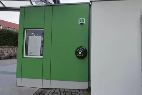 Ein AED hängt zum Beispiel am Carré Vert neben dem Toilettenhaus auf dem Carrières-sur-Seine-Platz in Grünstadt.