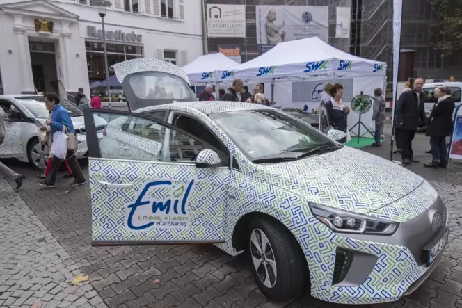 Die SWK hat mit "Emil – Elektromobilität ein Projekt mit E-Fahrzeugen aufgesetzt. 2200 registrierte Nutzer, haben mit Emil 2023 Die SWK hat mit "Emil – Elektromobilität ein Projekt mit E-Fahrzeugen aufgesetzt. 2200 registrierte Nutzer, haben mit Emil 2023