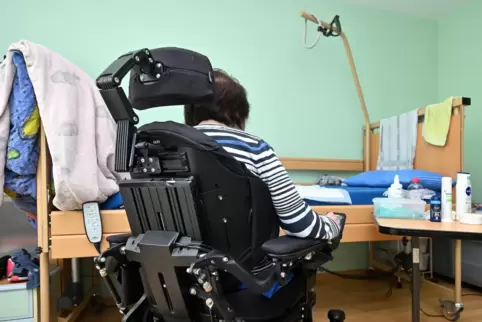 Die 50-Jährige leidet unter Multipler Sklerose und ist auf einen Rollstuhl angewiesen. 