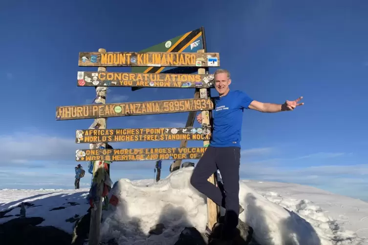 Geschafft: Stefan Biedinger auf dem Uhuru Peak, dem Gipfel des Kilimandscharo (5895 Meter), angekommen. 