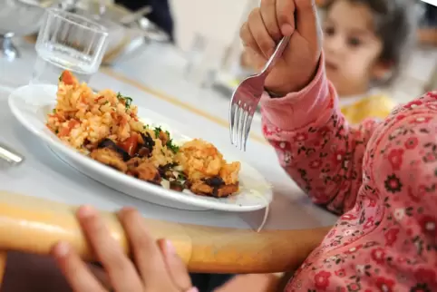 Mittagessen in der Kita: Soll künftig für alle Kinder möglich sein. Weil dafür mehr Platz benötigt wird, können in vielen Einric