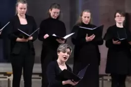 Sopran-Solistin Lara Rieken und Sängerinnen des Kammerchors ad libitum aus Köln im Dom zu Speyer. 