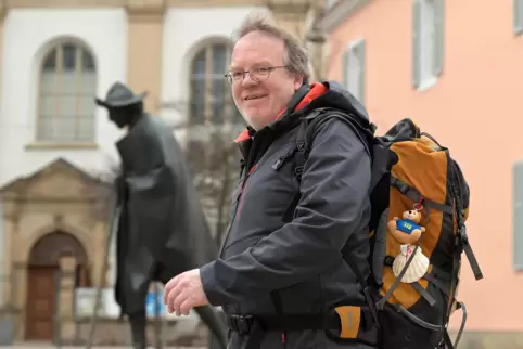 Der Jakobspilger und einer seiner Jünger: Bernd Geißelmann vor der Statue am Geschirrplätzel.