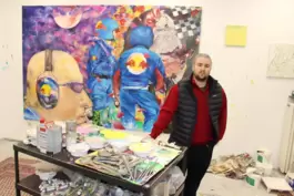 Seine Kritik verpackt Armin Kistner in expressiven Gemälden – wie hier in seinem Atelier am Fußball- und Formel-1-Sponsor Red Bu