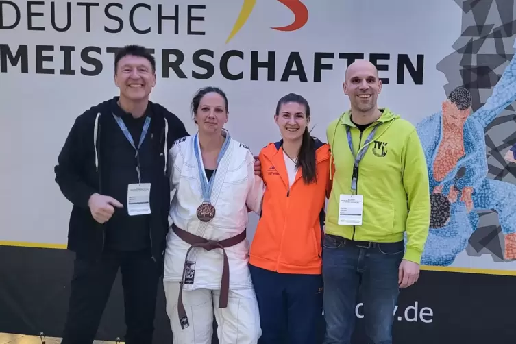 Bronze-Gewinnerin Lisa Schwingel vom TV Kirchheimbolanden (Zweite von links) mit (von links) Ju-Jutsu-Abteilungsleiter und Train