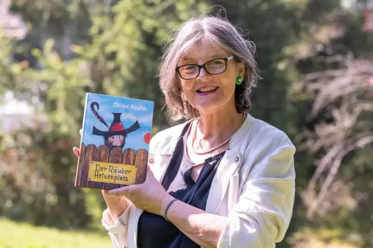 Susanne Preußler-Bitsch, Tochter des Schriftstellers Otfried Preußler, präsentiert das Buch „Der Räuber Hotzenplotz“.
