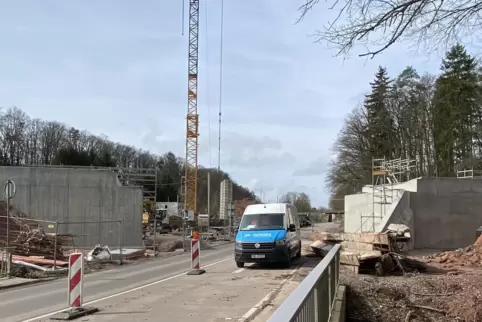 Im Entstehen: Mitte April soll die neue Brücke über die B37 bei Hochspeyer eingebaut werden. Die Widerlager rechts und links der
