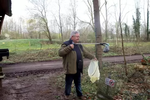 Dieter Trapp und die Mitglieder des Vogelschutzvereins leeren die Abfallbehälter einmal die Woche. 