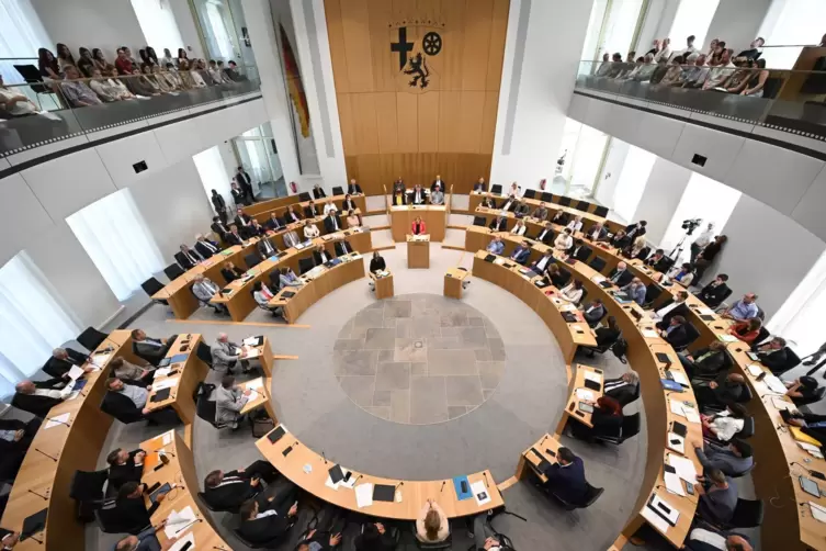 Auch der Plenarsaal in Mainz wird besichtigt. 