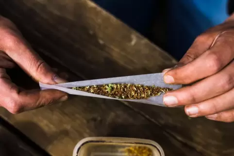 Bereits verhängte Haft- oder Geldstrafen wegen Cannabis-Delikten sollen beim Inkrafttreten des Gesetzes erlassen werden. 
