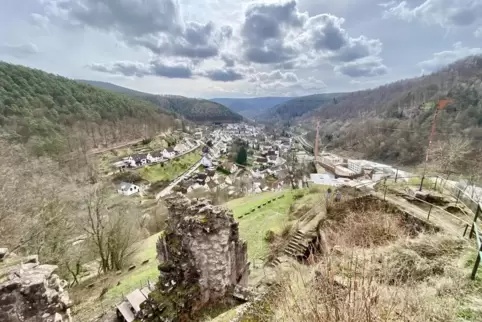 Der Himmel über Neidenfels: Blick von der Oberburg der Ruine über das Hochspeyerbachtal. 