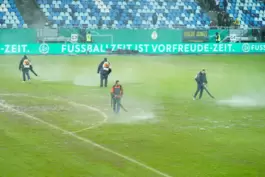 Anfang Februar versuchten Arbeiter vor dem Anpfiff der Pokal-Partie Saarbrücken gegen Mönchengladbach den Rasen vom Wasser zu be