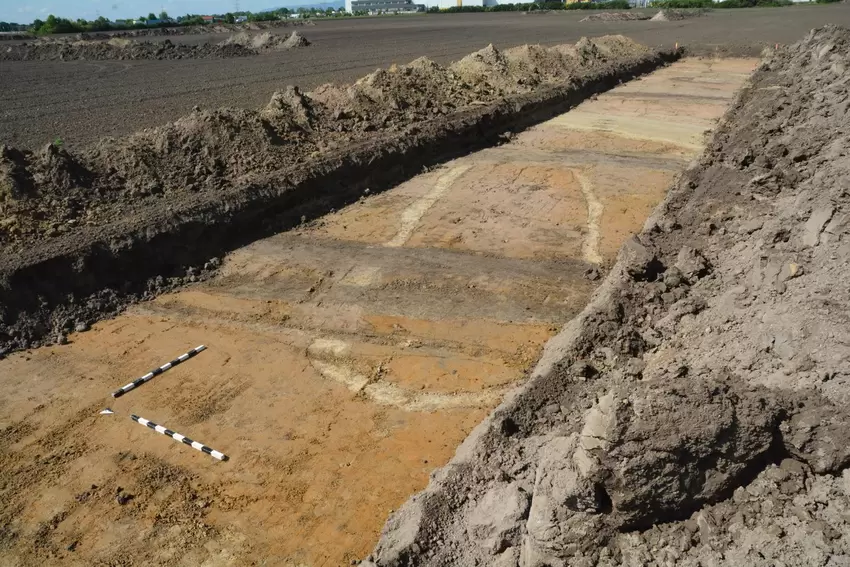 Archäologische Untersuchung im Industriegebiet Am Römig: Mithilfe eines Baggers wurden Erdschichten abgetragen. Darunter fanden