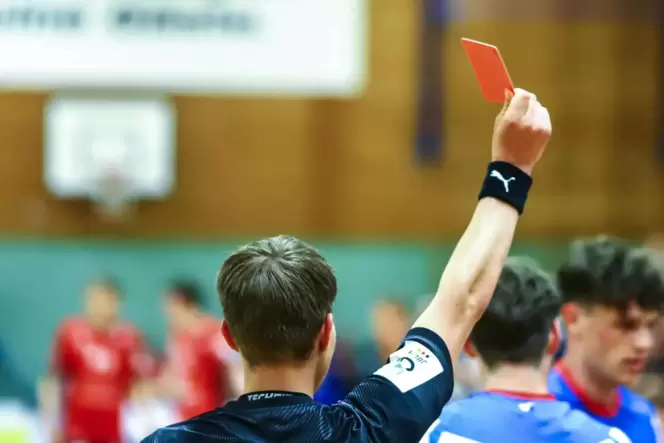 Handballer sehen nach groben Unsportlichkeiten die Rote Karte.