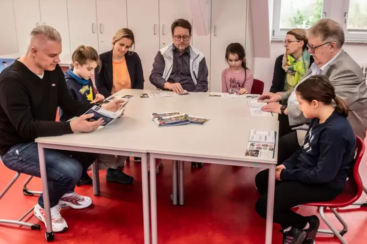 Übergabe Kindererlebnisbuch an die Rektoren der drei Grundschulen (von links): Holger Wild (Ramsen), Katja Müller (Kerzenheim) s