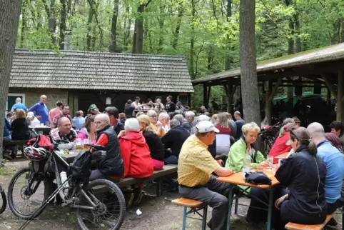 Bis heute ein beliebter Treffpunkt: das Wattenheimer Häuschen, hier 2019 beim Waldfest des Gesangvereins Frohsinn zum Vatertag. 