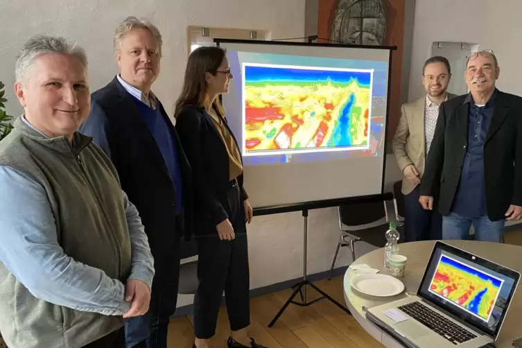 Ortstermin: Mario Hofmann, Jens Brodersen (von links) und Uwe Stanzl (rechts) stellen Sabine Mesletzky und Mario Daum ihre Pläne